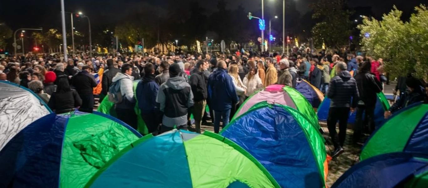 Θεσσαλονίκη: Με αντίσκηνα έξω το Δημαρχείο οι διαδηλωτές κατά των αναγκαστικών εμβολιασμών - Θα διανυκτερεύσουν εκεί